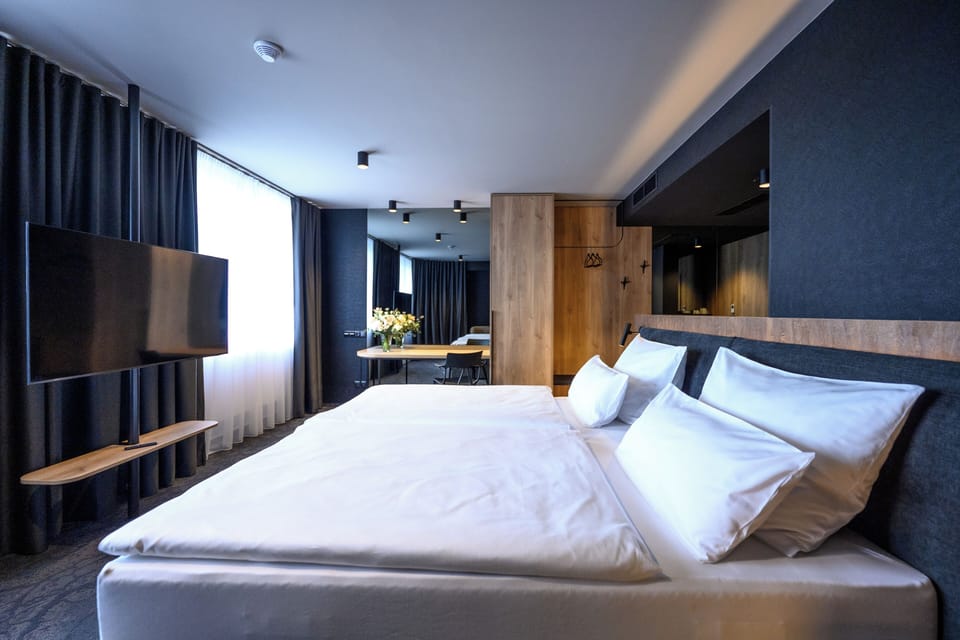 Business Double or Twin Room | In-room safe, desk, soundproofing, iron/ironing board
