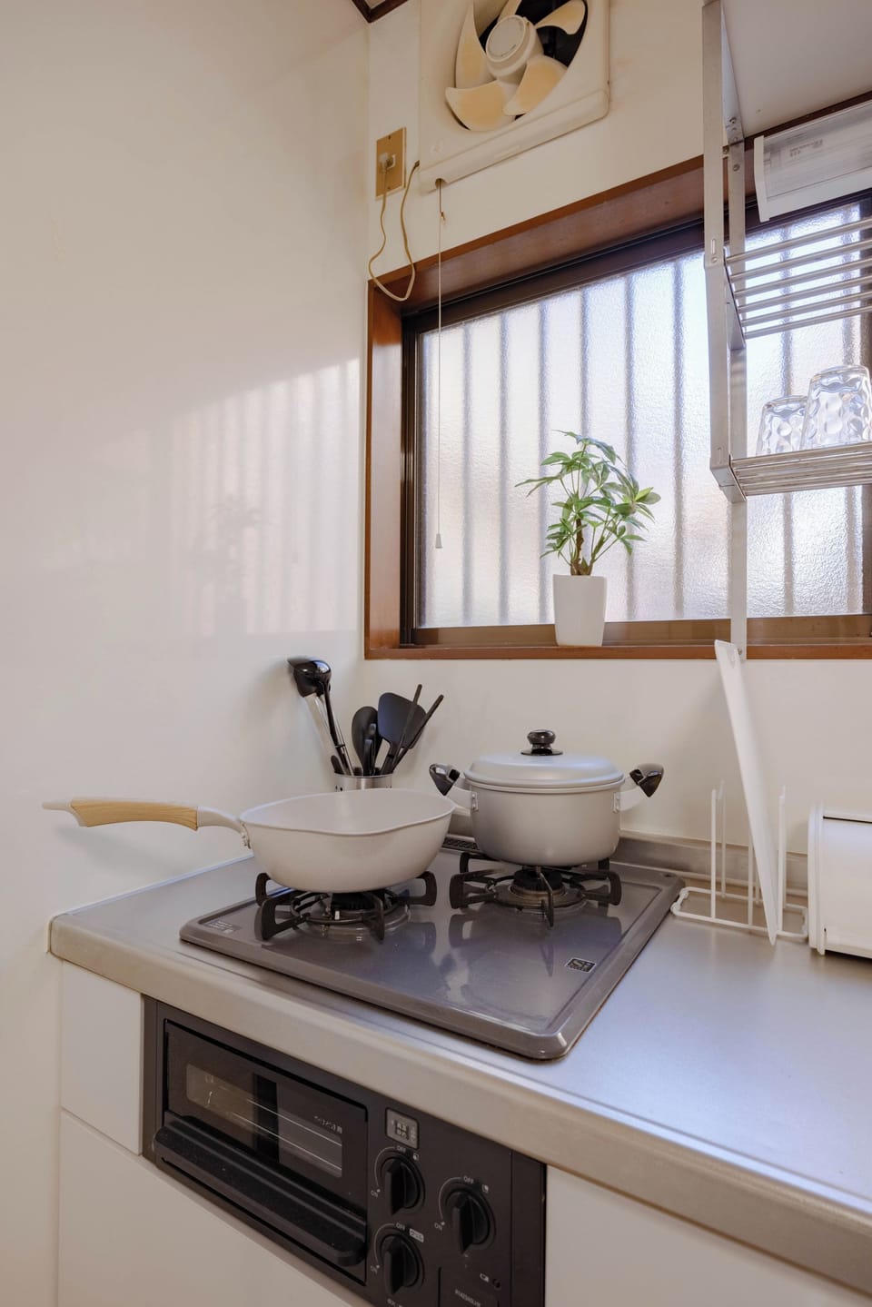 Basic Apartment | Private kitchen | Stovetop, electric kettle