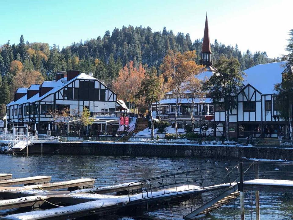 Stroll through the heart of Lake Arrowhead with boutiques, cafes, and more.