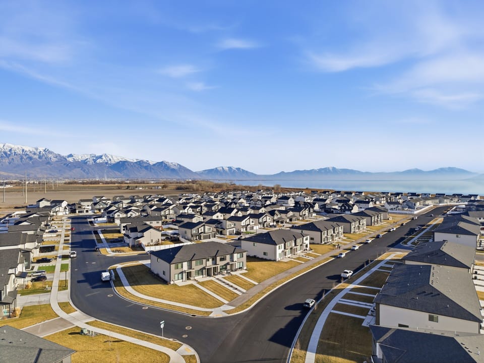 Beautiful, friendly neighborhood with walking path down to the lake