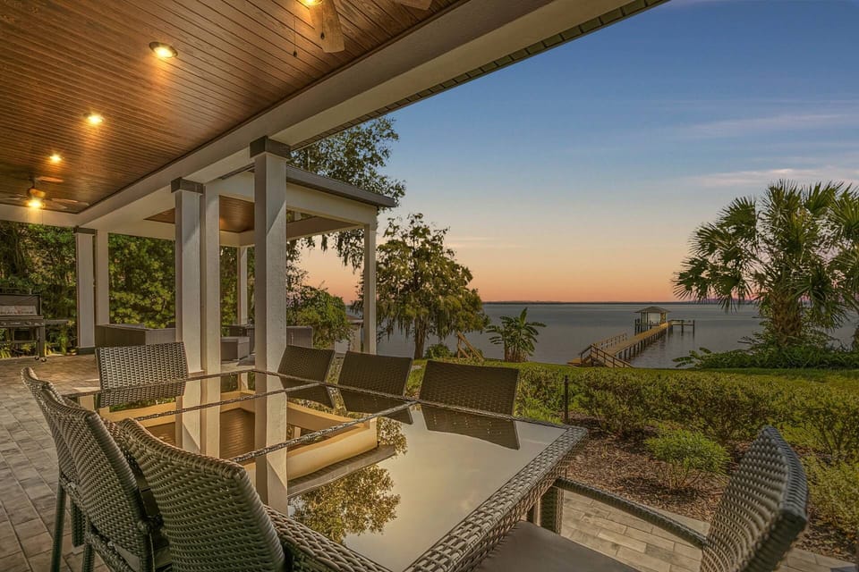 Gorgeous Al Fresco Dining with St Johns River Views!