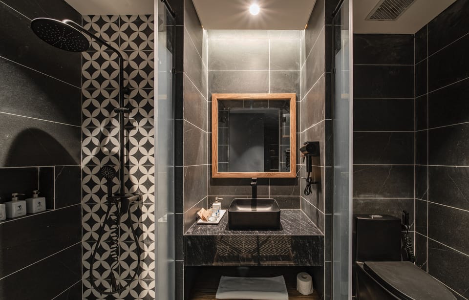 Deluxe Room, City View | Bathroom | Shower, rainfall showerhead, free toiletries, hair dryer