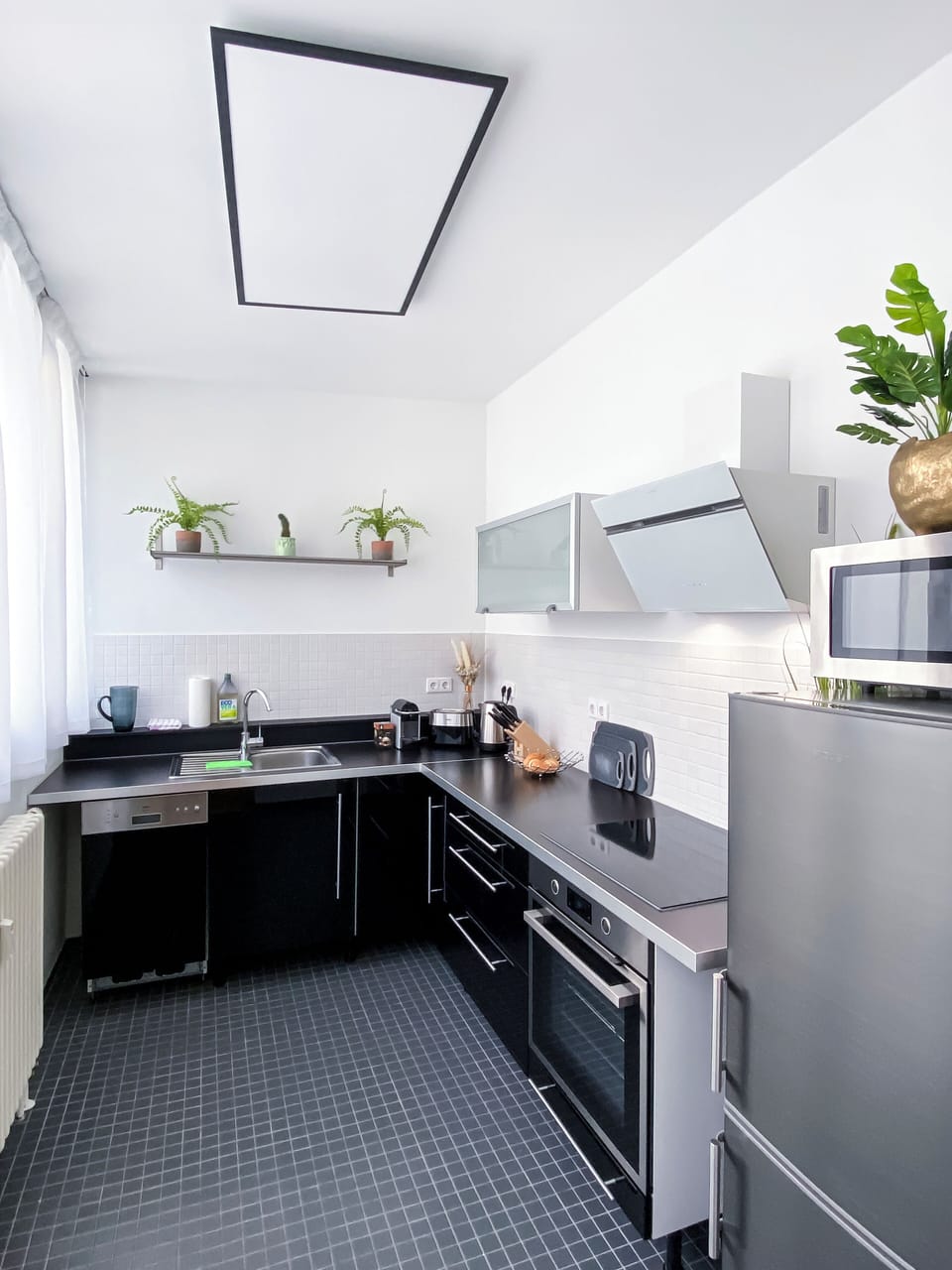 Deluxe Apartment | Private kitchen | Full-size fridge, microwave, oven, stovetop