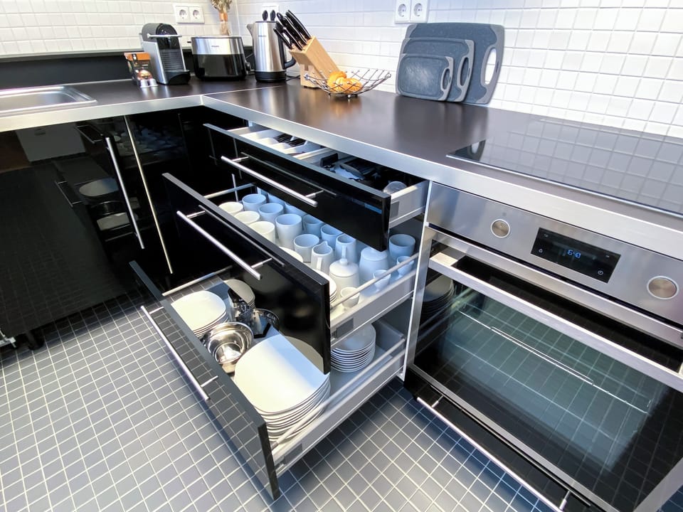 Deluxe Apartment | Private kitchen | Full-size fridge, microwave, oven, stovetop