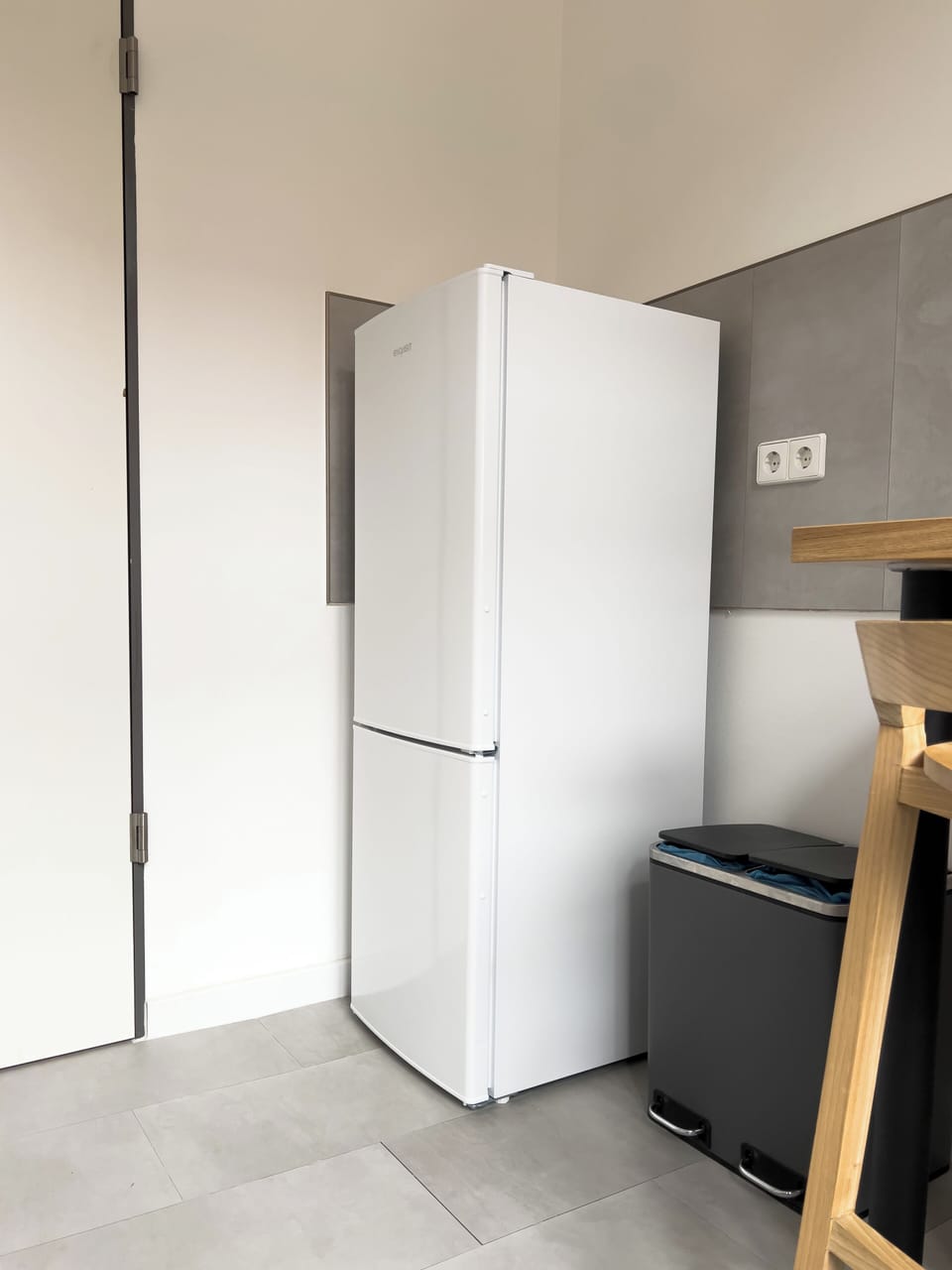 Deluxe Apartment | Private kitchen | Full-size fridge, microwave, oven, stovetop