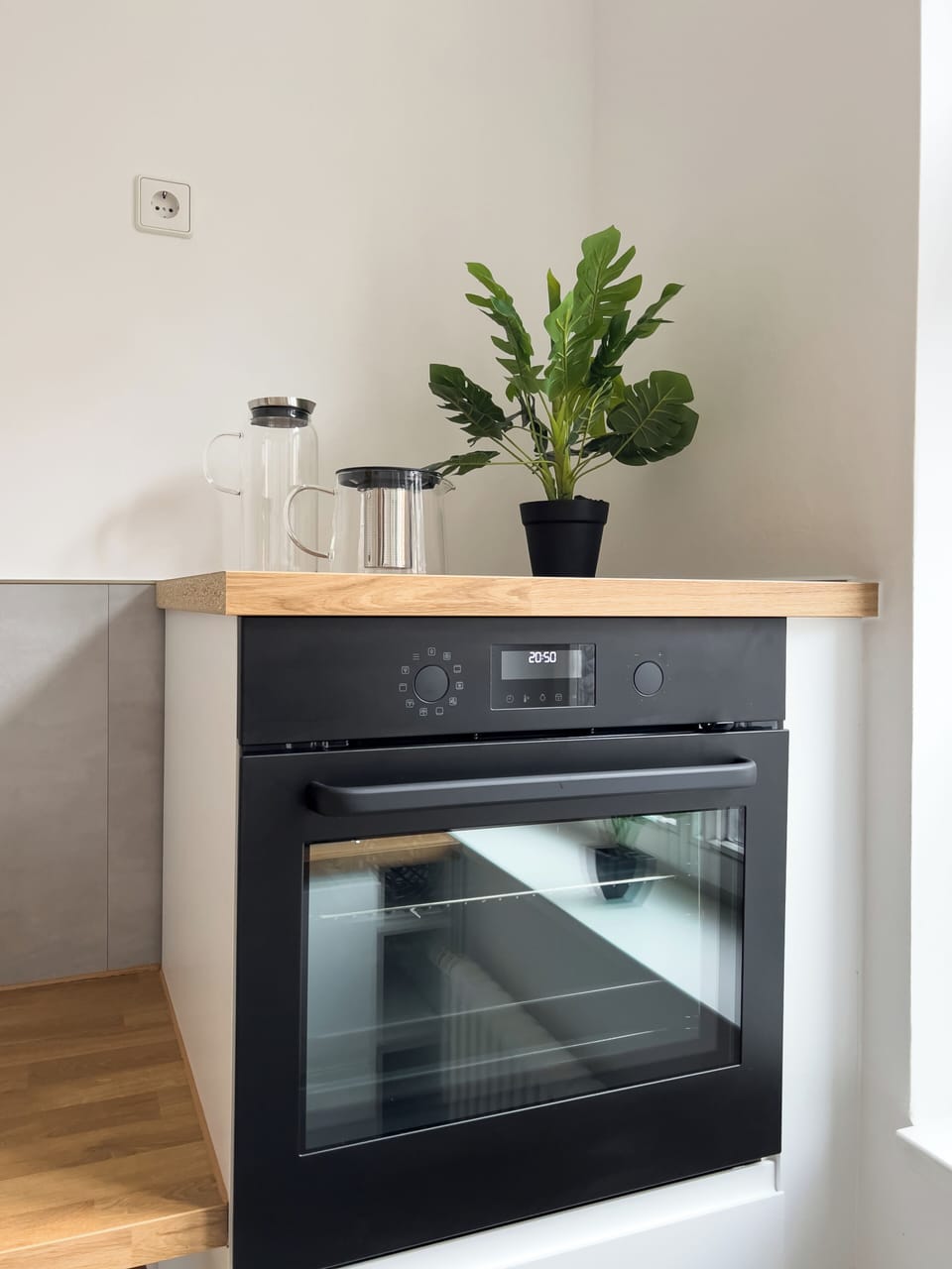 Deluxe Apartment | Private kitchen | Full-size fridge, microwave, oven, stovetop