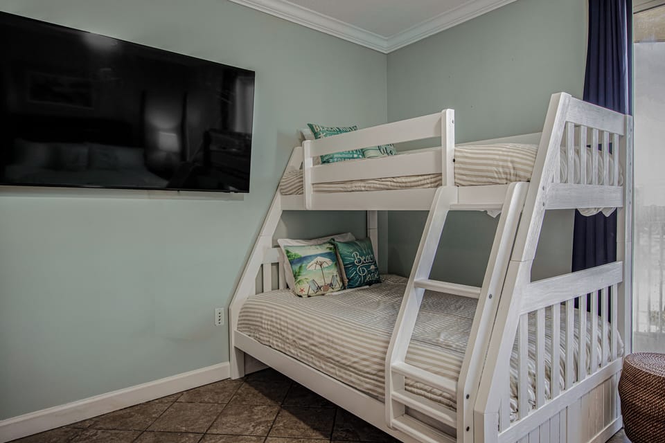 4th Bedroom with King Size Bed and Twin over Full Bunkbed