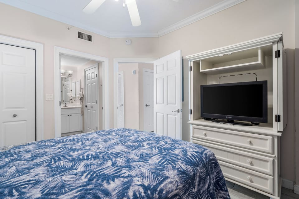 Queen bed in the bedroom