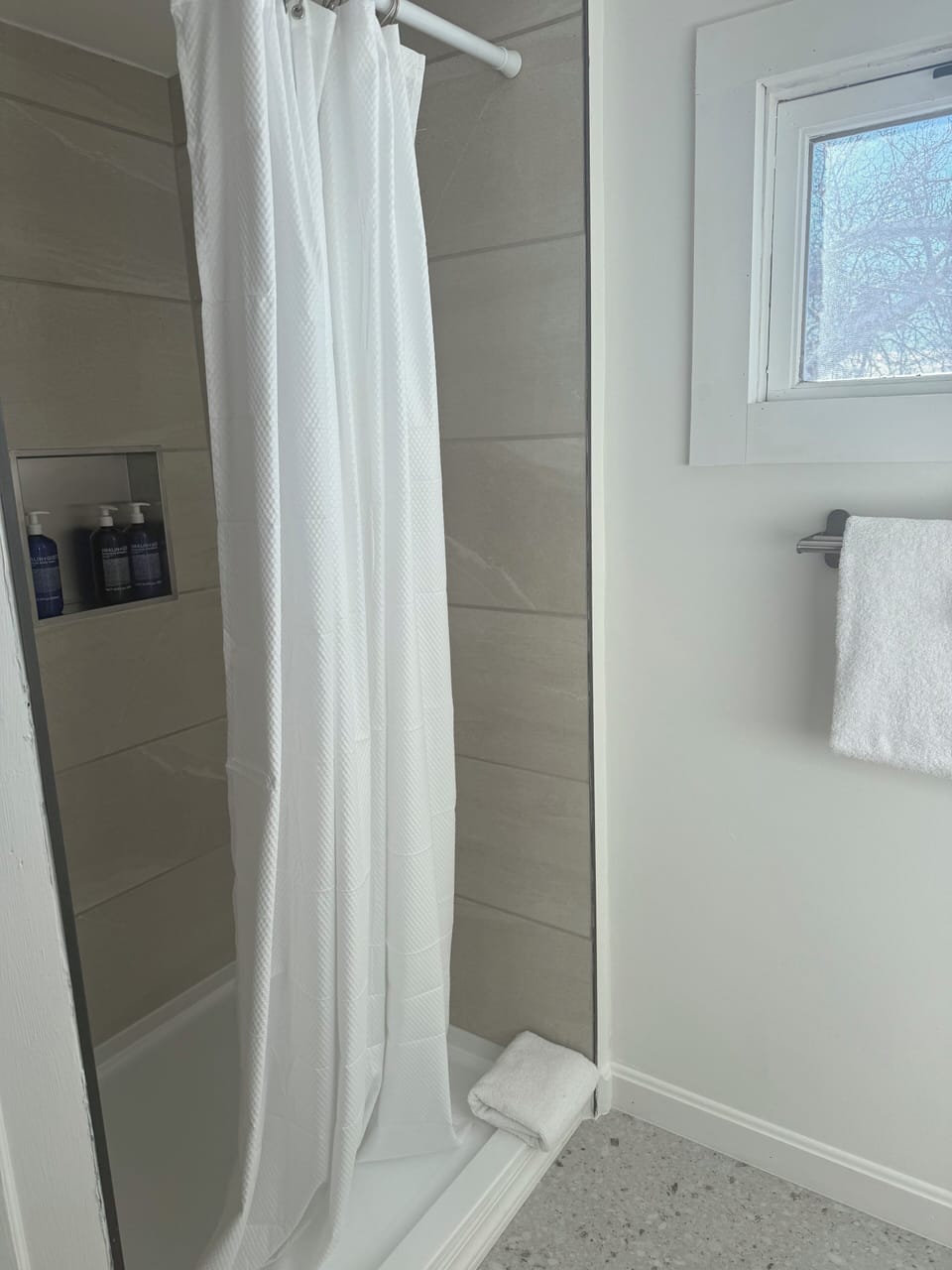 Economy Double Room | Bathroom | Towels