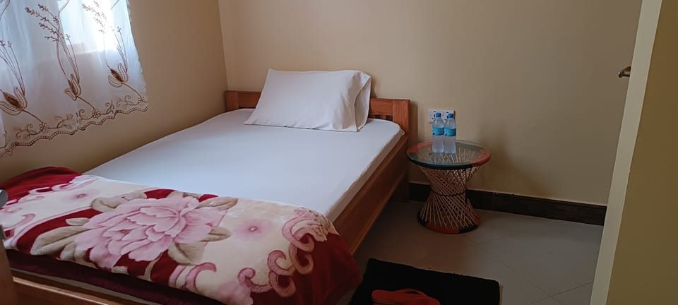 Economy Single Room | Soundproofing, iron/ironing board, free cribs/infant beds, free WiFi