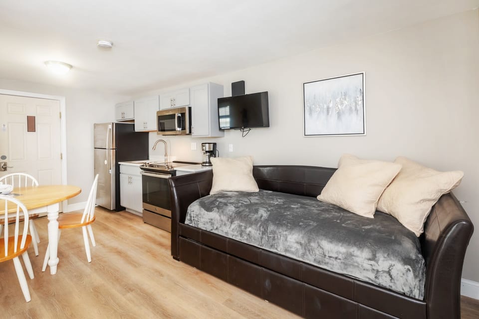 Deluxe Suite, Side Balcony | Iron/ironing board, rollaway beds