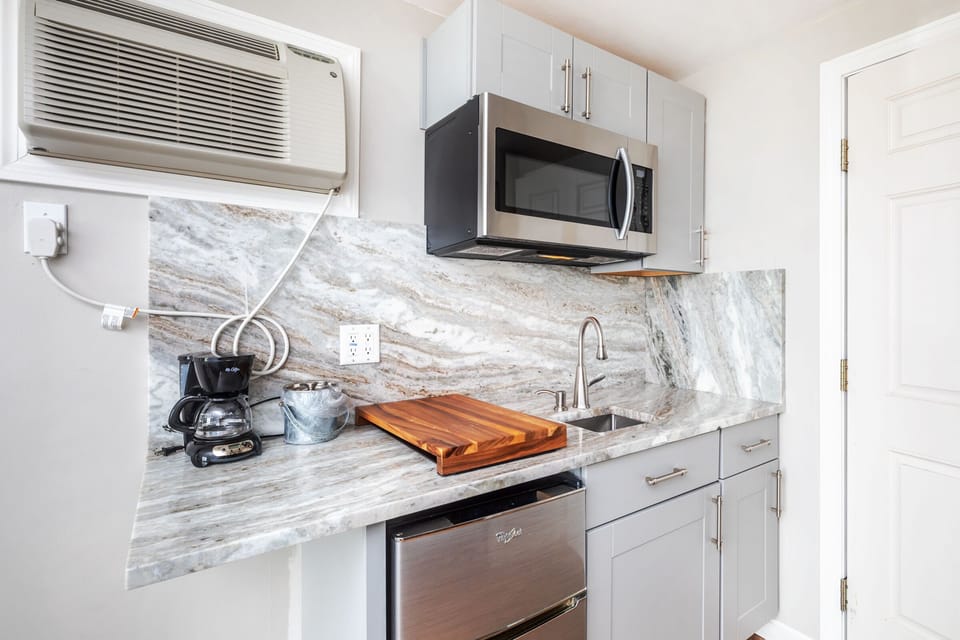 Deluxe Double Room, Ocean View | Private kitchenette | Fridge, microwave, stovetop, coffee/tea maker