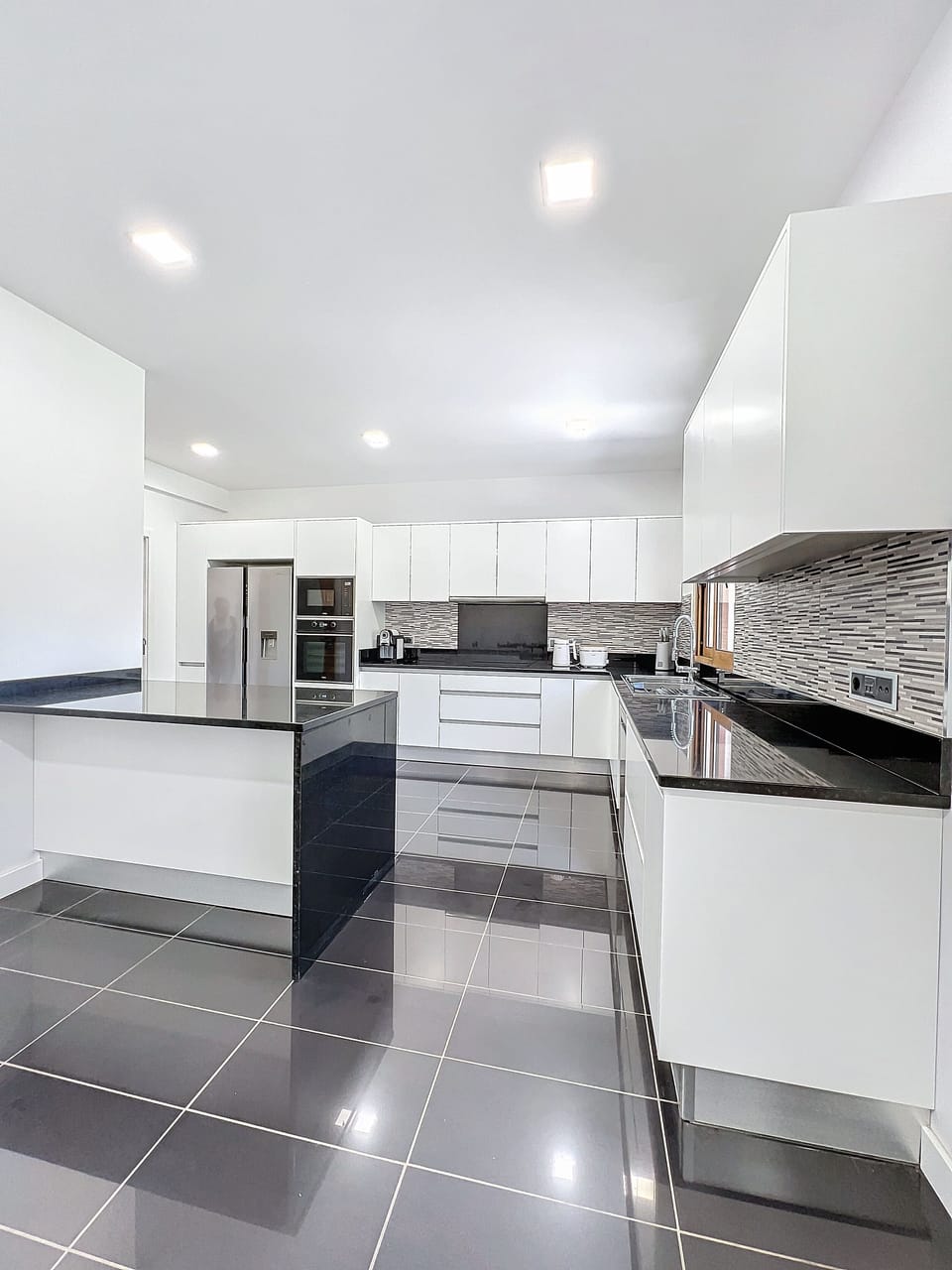 Deluxe House | Private kitchen | Full-size fridge, microwave, oven, stovetop