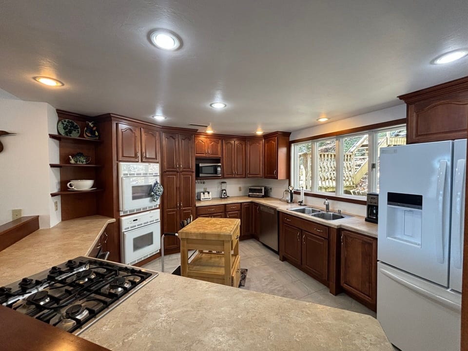 Large Kitchen space with a double oven!