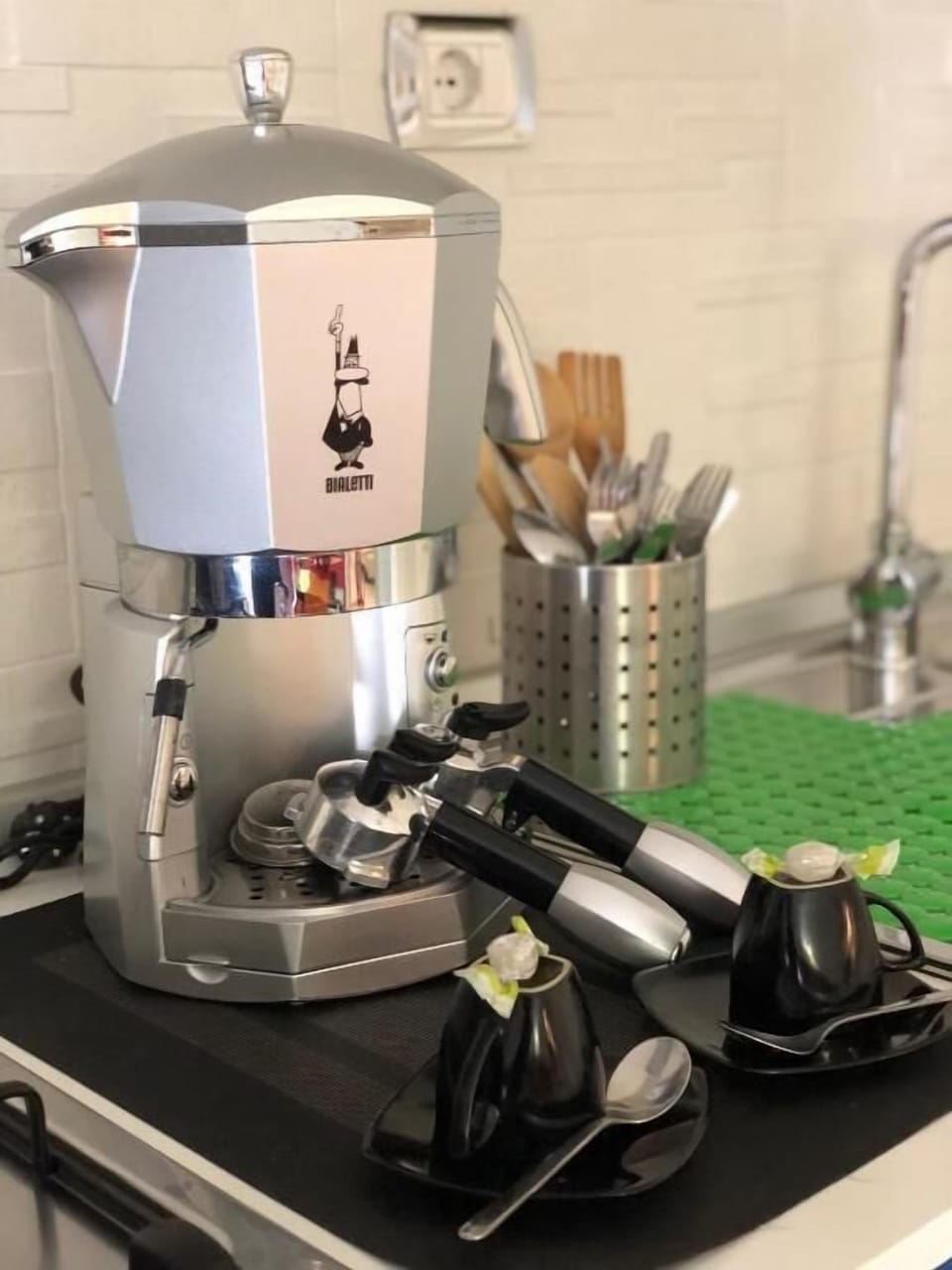 Full-size fridge, oven, espresso maker, coffee/tea maker