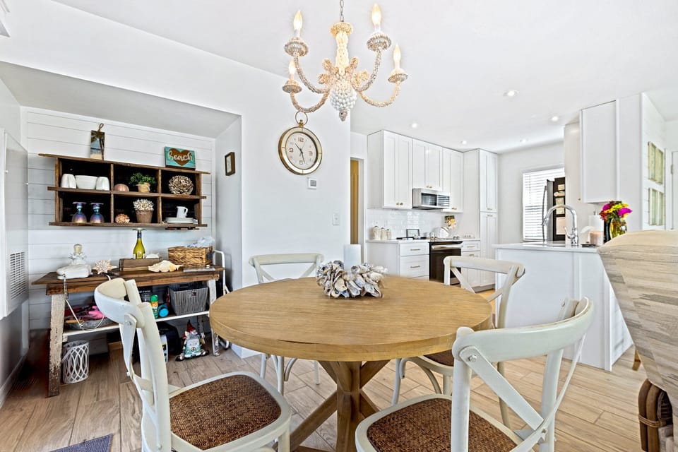 Dining area with seating for 4.