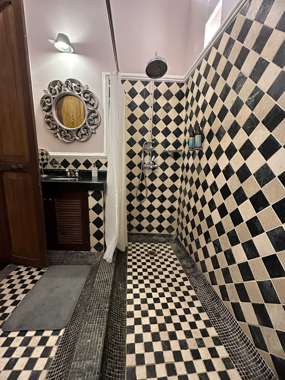 Deluxe Room | Bathroom | Shower, free toiletries, hair dryer, towels