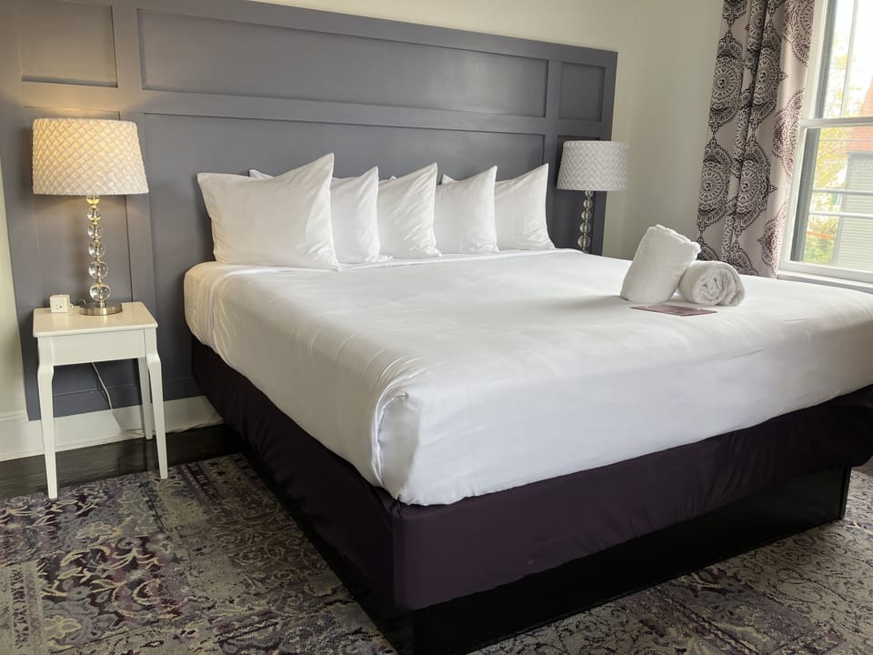 Room, 1 King Bed | Blackout drapes, iron/ironing board (on request), WiFi (free)
