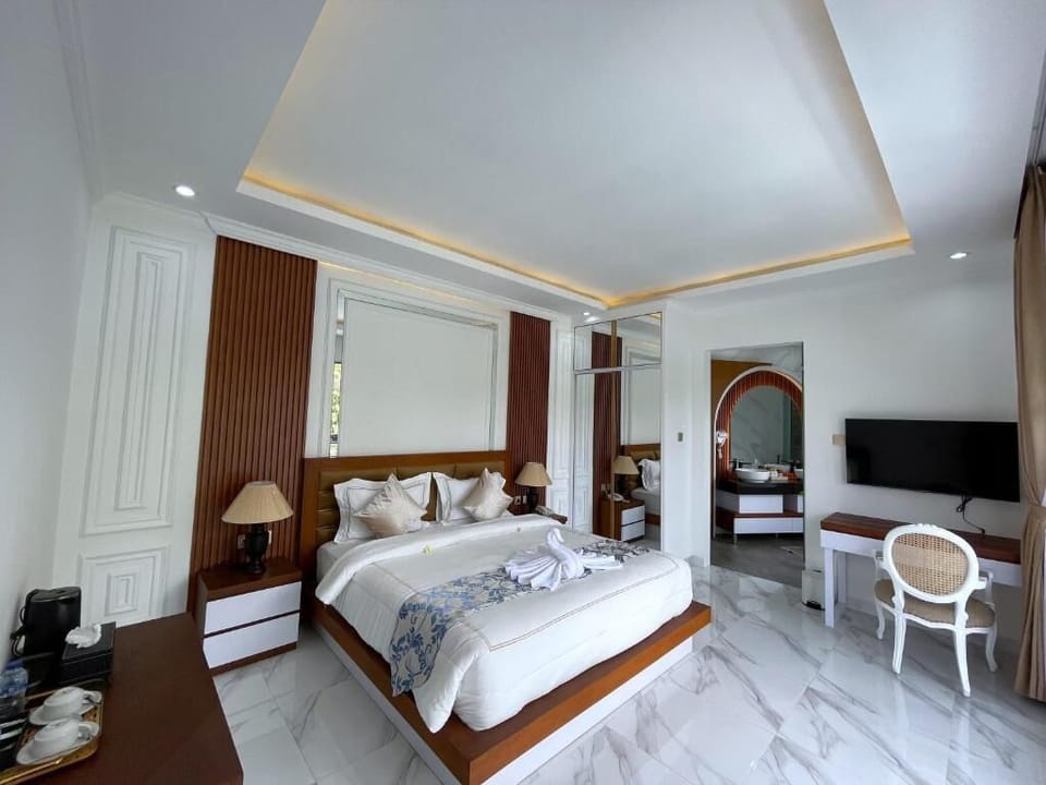 Deluxe Room | Desk, bed sheets