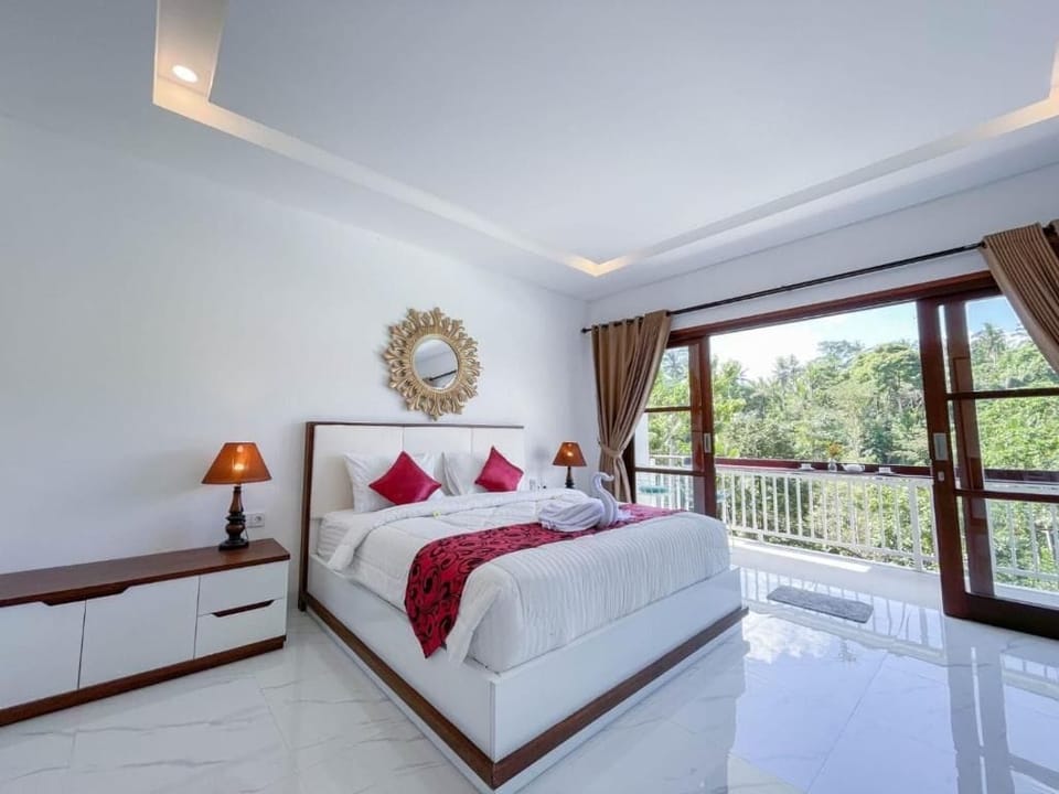 Superior Room | Desk, bed sheets