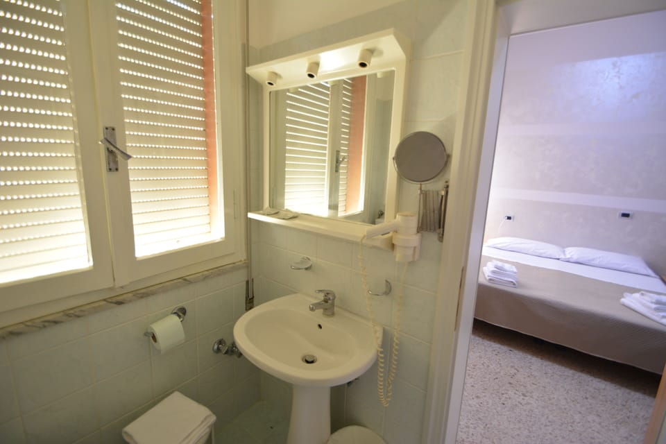 Classic Room | Bathroom | Bidet, soap, shampoo, toilet paper
