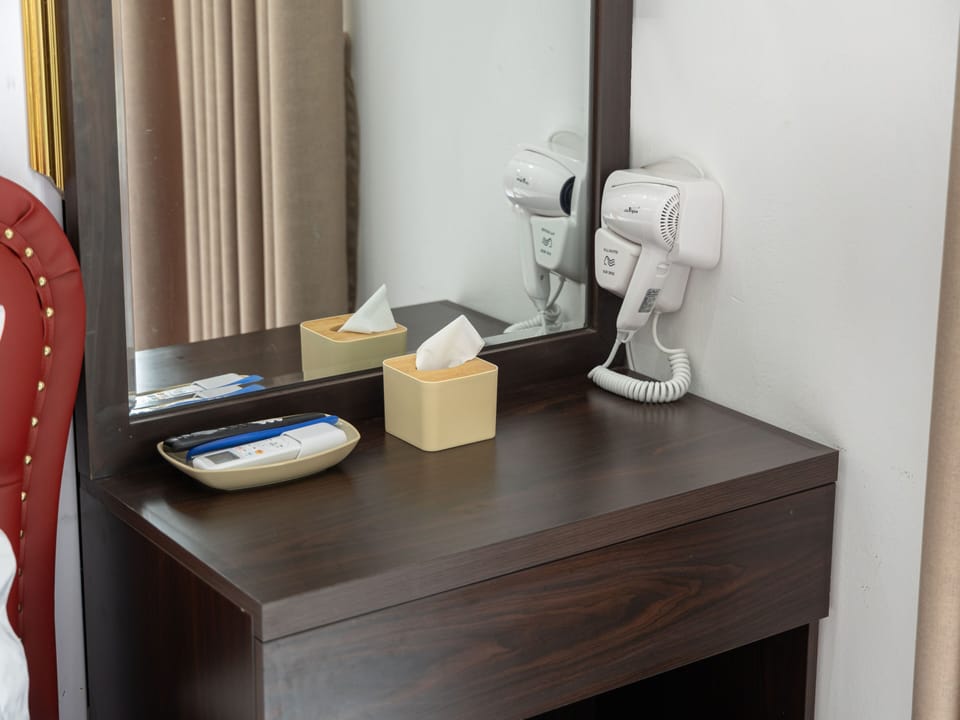 Family Room | Desk, laptop workspace, free WiFi, bed sheets