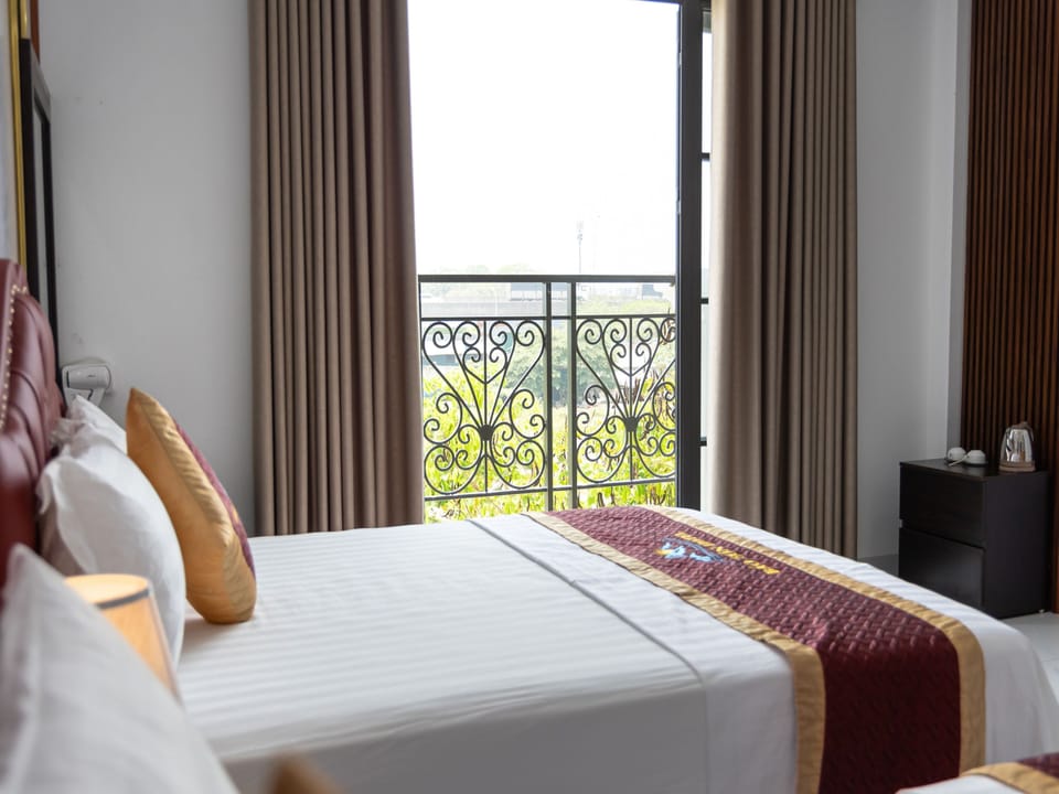 Family Room | Desk, laptop workspace, free WiFi, bed sheets