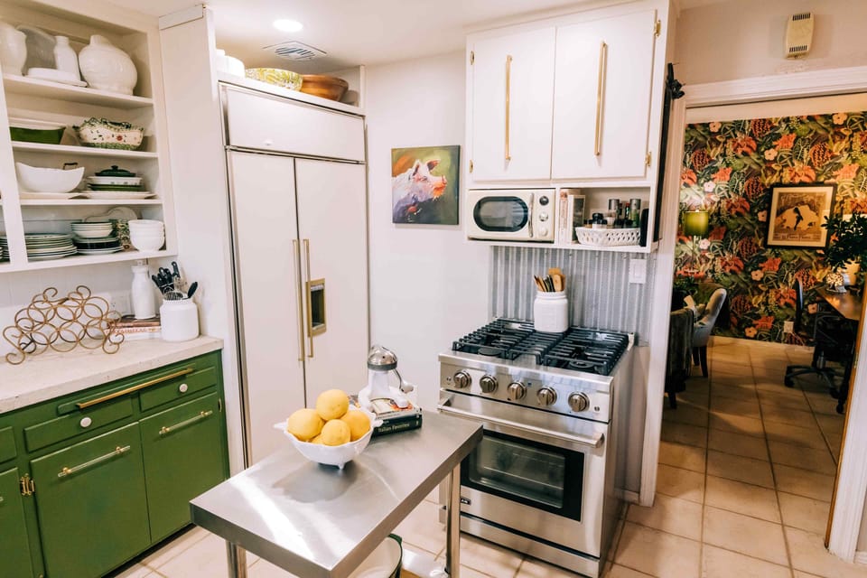 Fully stocked cooking kitchen with gas stove!
