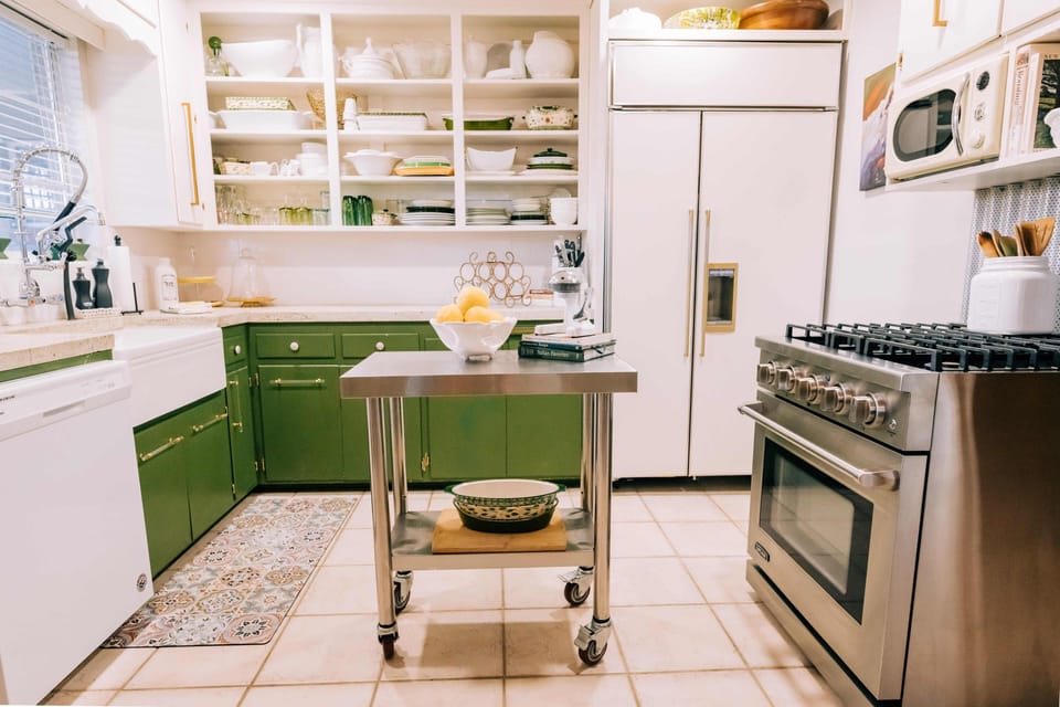 Fully stocked cooking kitchen with gas stove!
