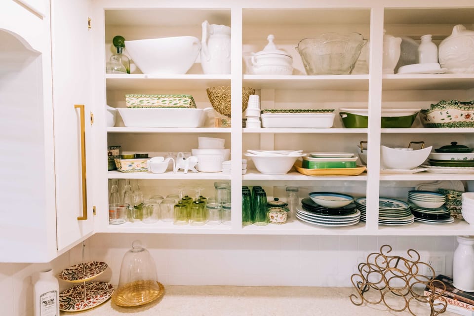 Fully stocked cooking kitchen with gas stove!