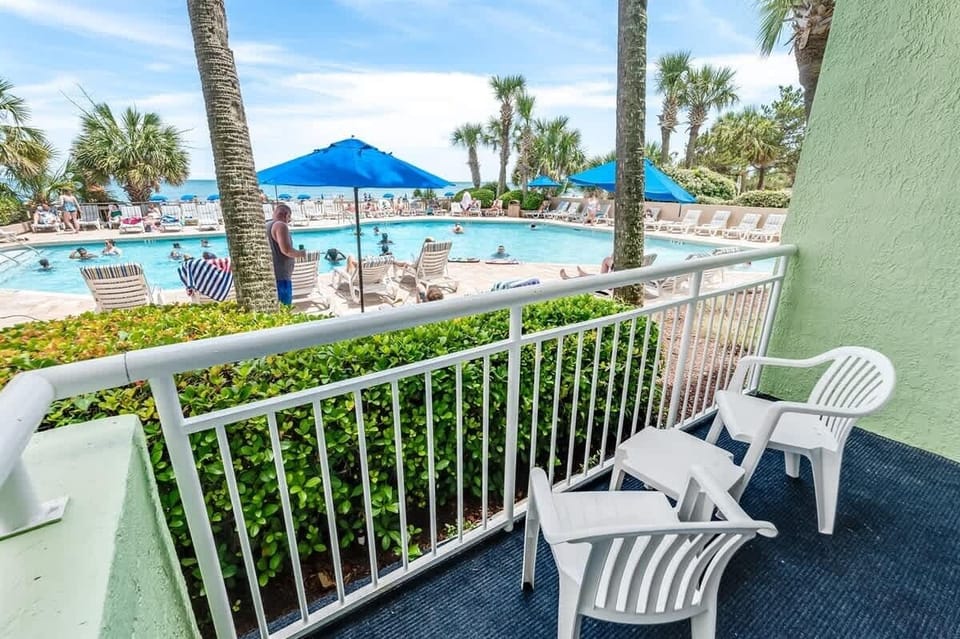 Overlooking both the Ocean and the Pool!