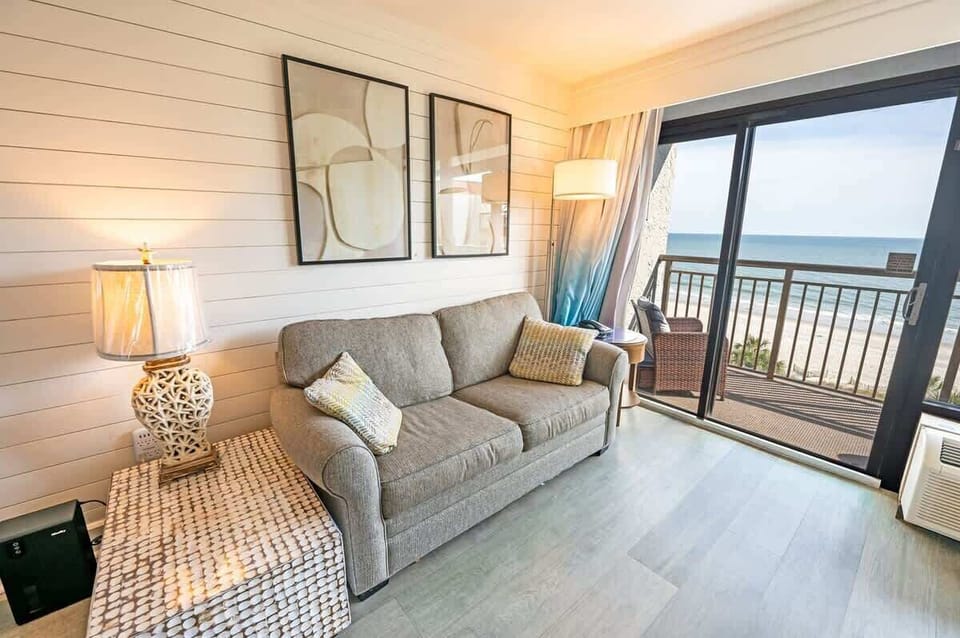 Living Room with Stunning Views☀️
