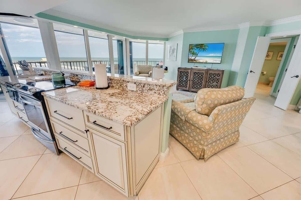 Large Open Living Room/Kitchen Area, Beautifully Decorated