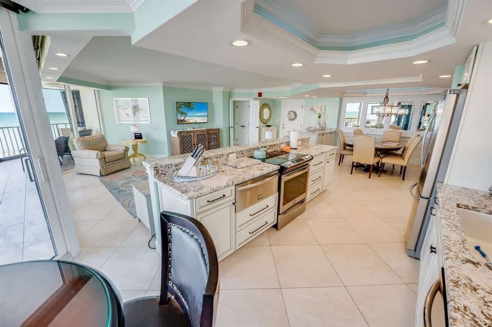 Large Open Living Room/Kitchen Area, Beautifully Decorated