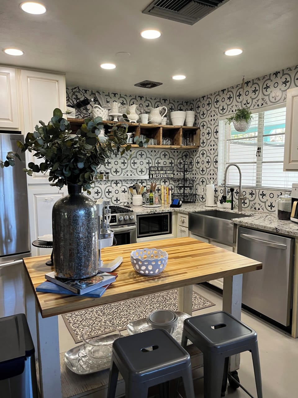Fully stocked Kitchen!