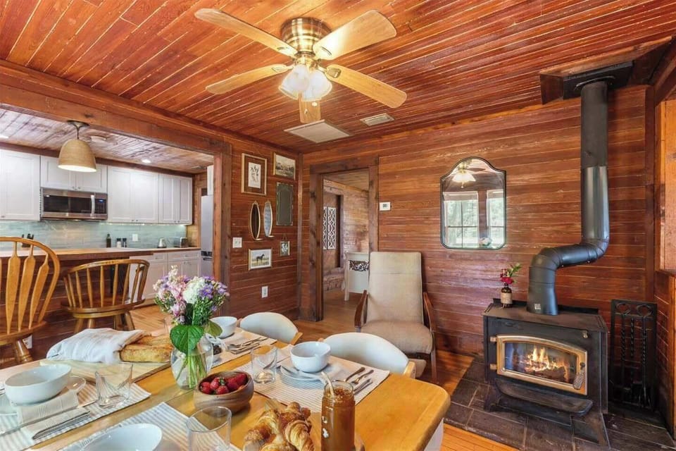 From fresh croissants at the table to the crackle of the fireplace, every detail is designed for your comfort. Our open layout ensures you have plenty of room to cook, dine, and relax without ever losing that intimate cabin feel.