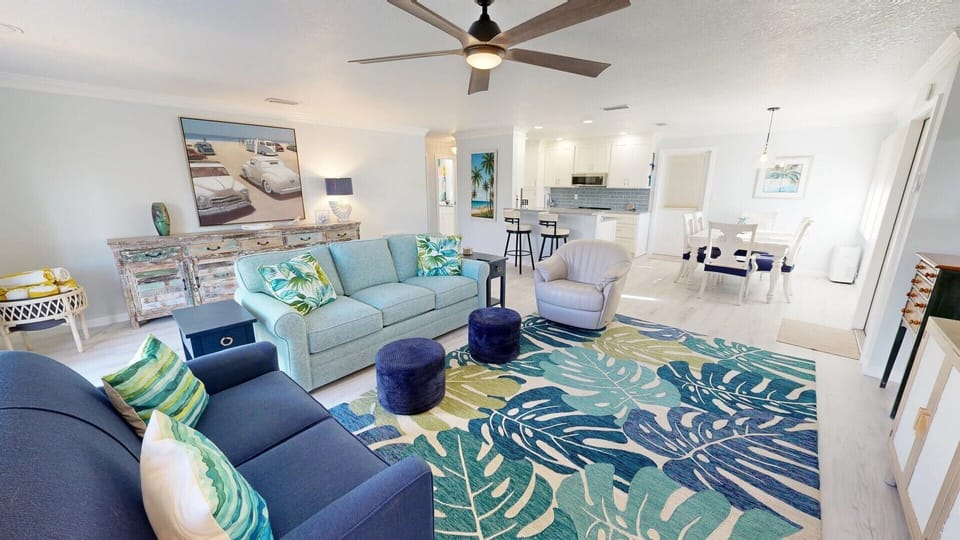 Very Large Spacious Living Room.