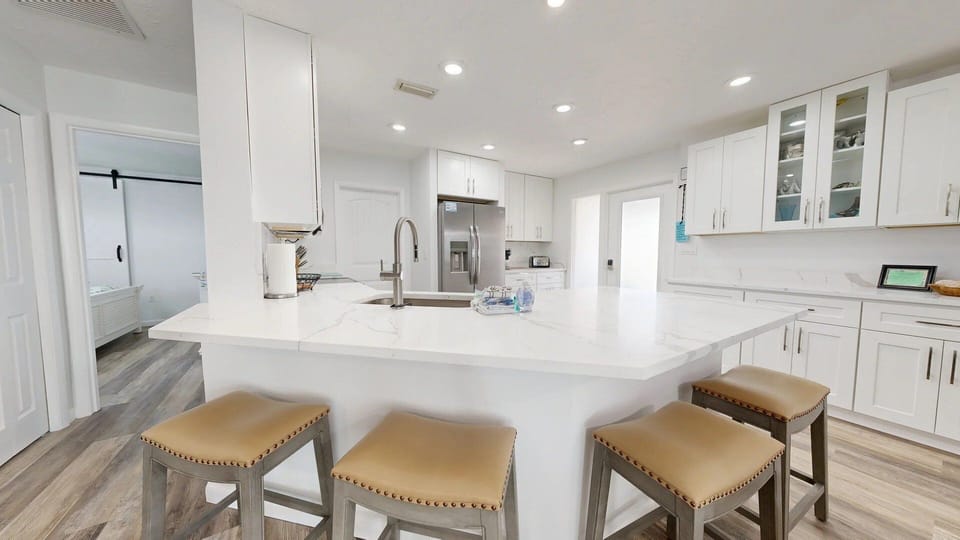 Kitchen Bar counter provides 4 extra seats.