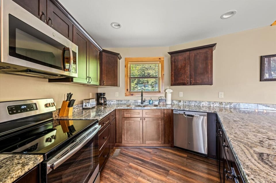 From quick breakfasts to full family dinners, everything you need is within reach. Clean lines, updated finishes, and warm tones create a space that feels both functional and inviting.