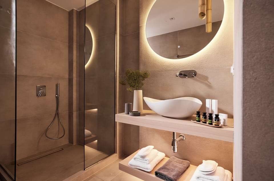 Executive Suite, Sea View | Bathroom | Shower, rainfall showerhead, free toiletries, hair dryer