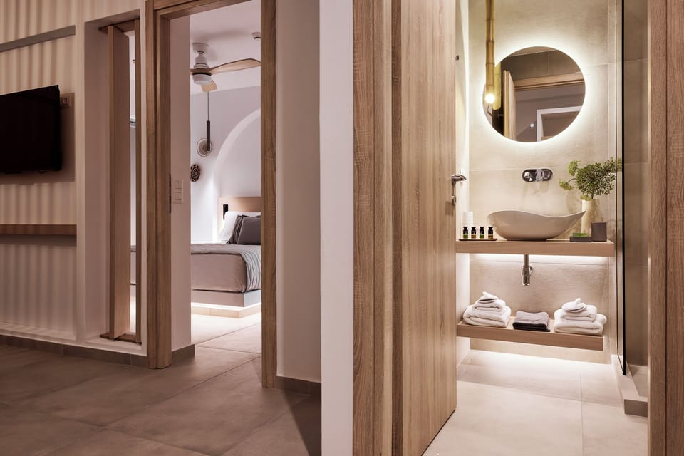 Superior Suite, Sea View | Bathroom | Shower, rainfall showerhead, free toiletries, hair dryer