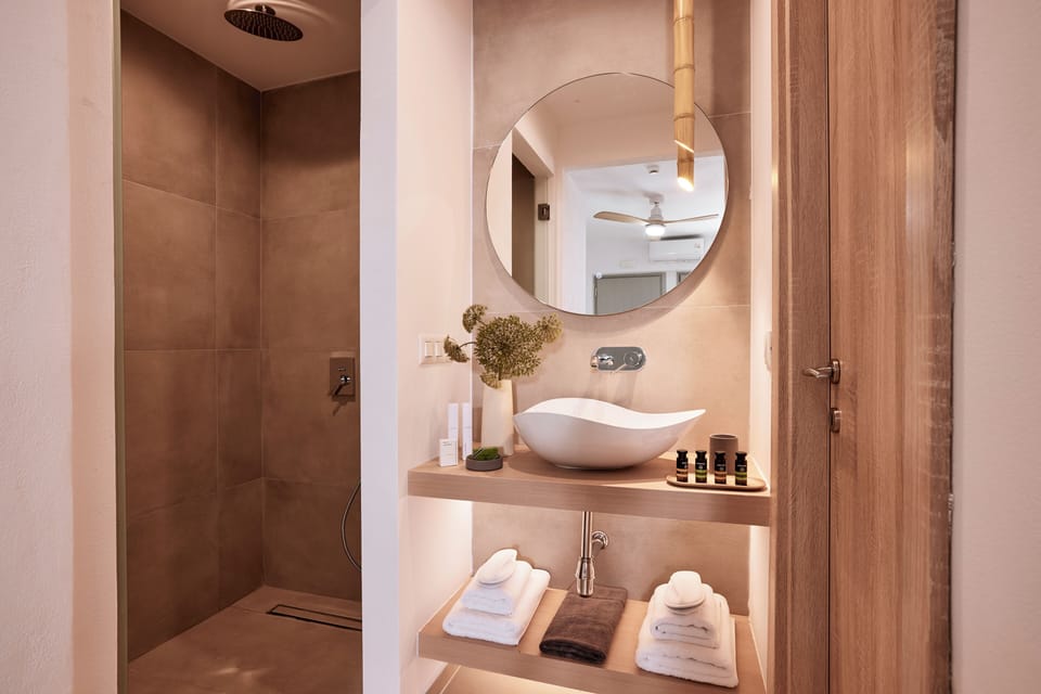 Standard Room | Bathroom | Shower, rainfall showerhead, free toiletries, hair dryer