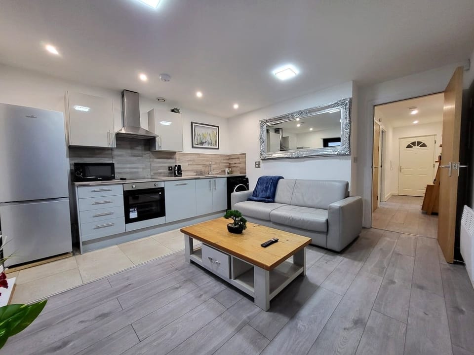 Business Apartment | Private kitchen | Full-size fridge, microwave, oven, dishwasher