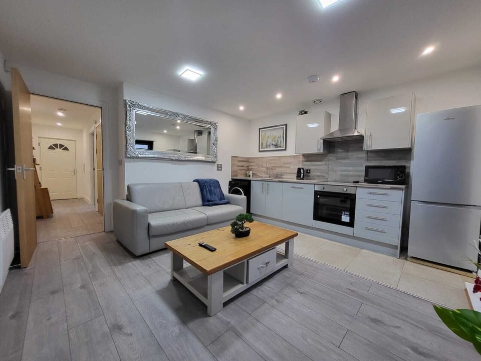 Business Apartment | Living area | Flat-screen TV