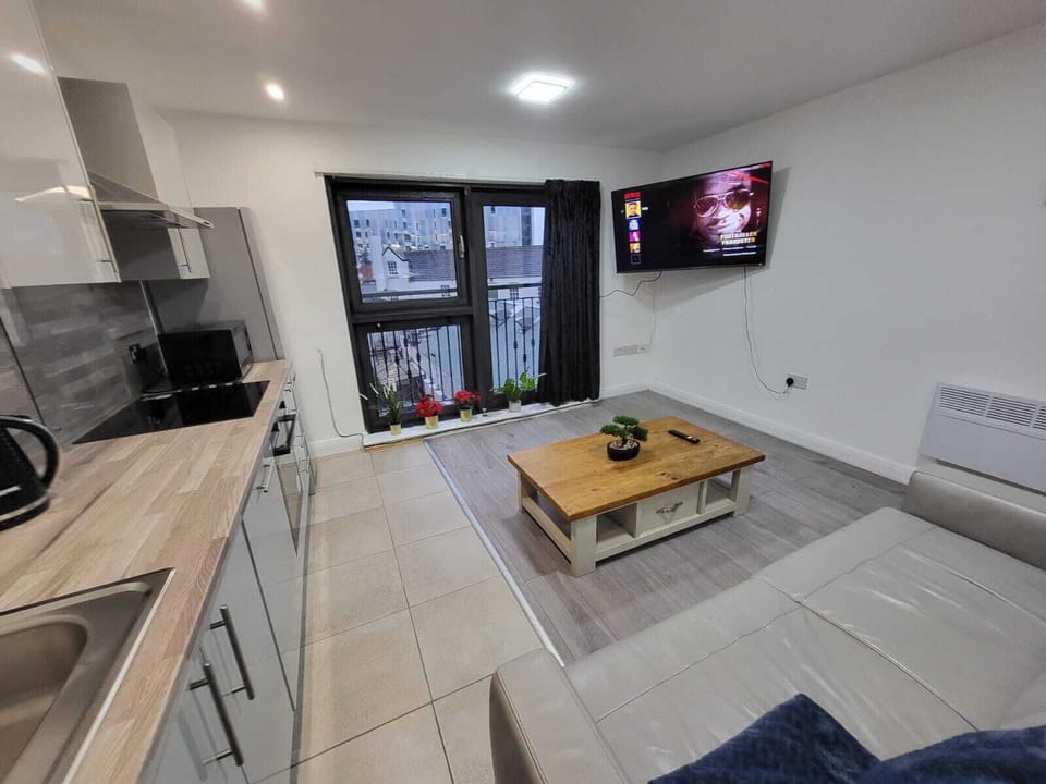 Business Apartment | Living area | Flat-screen TV