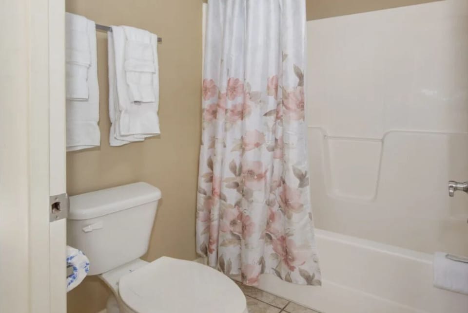 Full Bathroom, Towels Provided