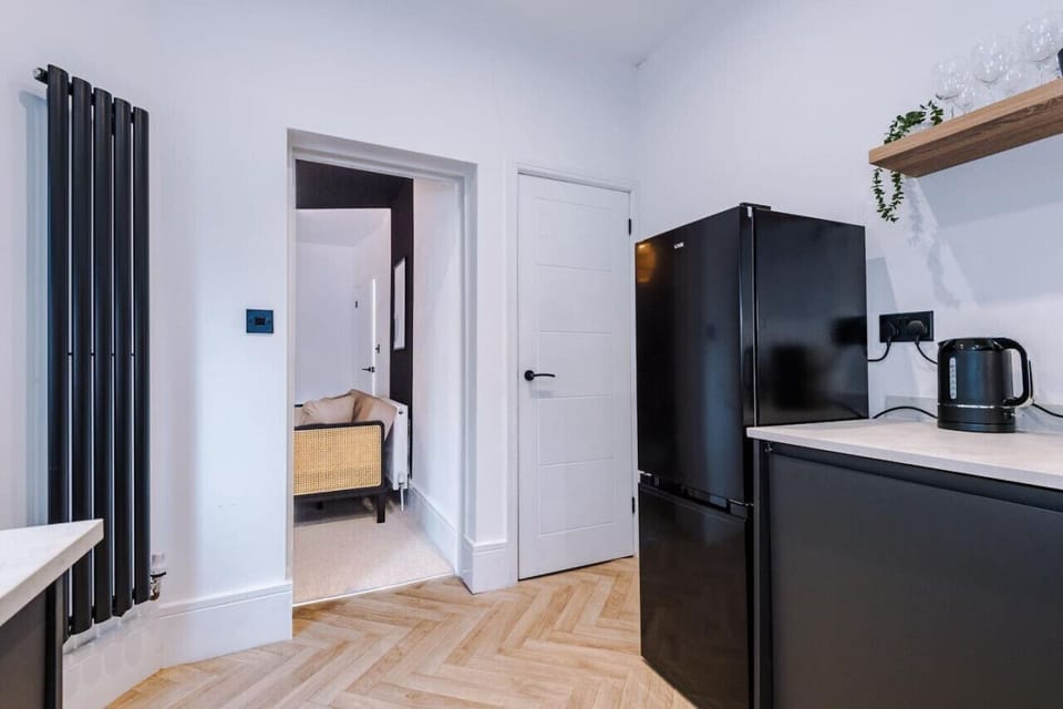 Design House | Private kitchen | Full-size fridge, microwave, oven, stovetop