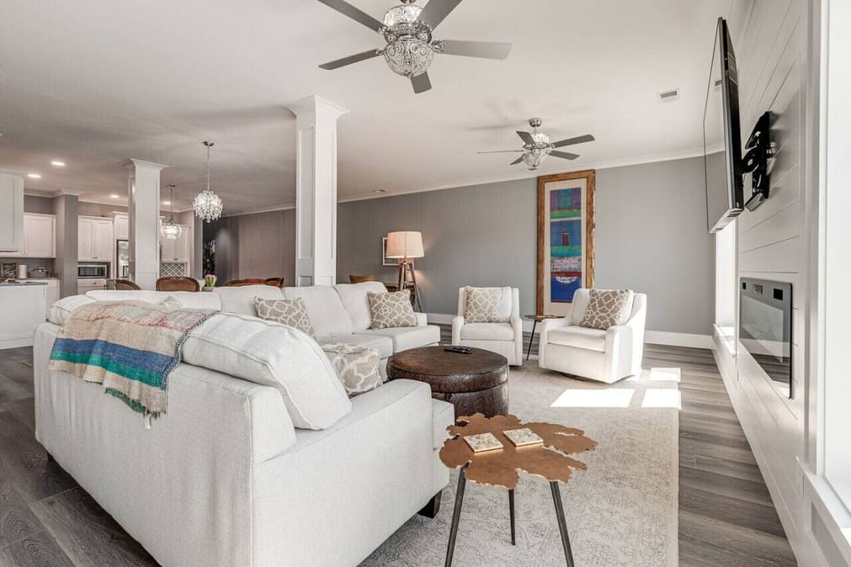 Large great room/ kitchen combination