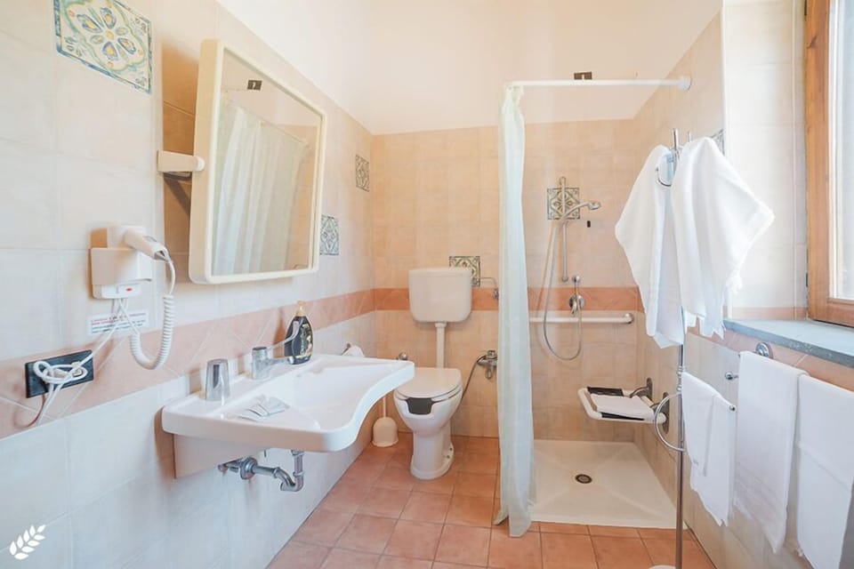 Classic Quadruple Room, Sea View | Bathroom