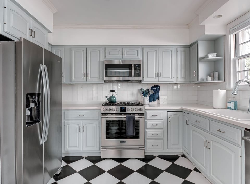 KITCHEN - ALL NEWER APPLIANCES